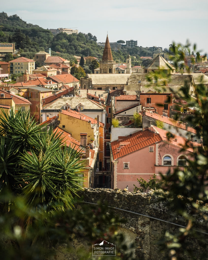 Altstadt von Finalborgo in Italien, Finale Ligure, Herbstferien, Farbige Siedlung, Landschaftsfotografie