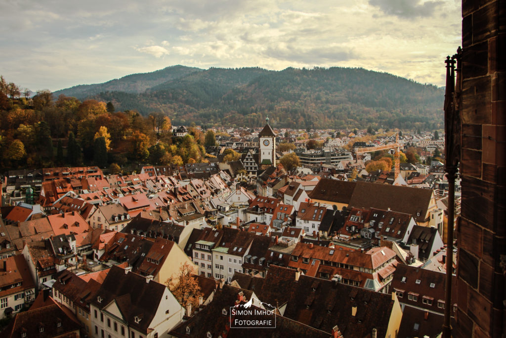 Sicht vom Münster in Freiburg auf die Altstadt und das Martinstor, alte deutsche Stadt