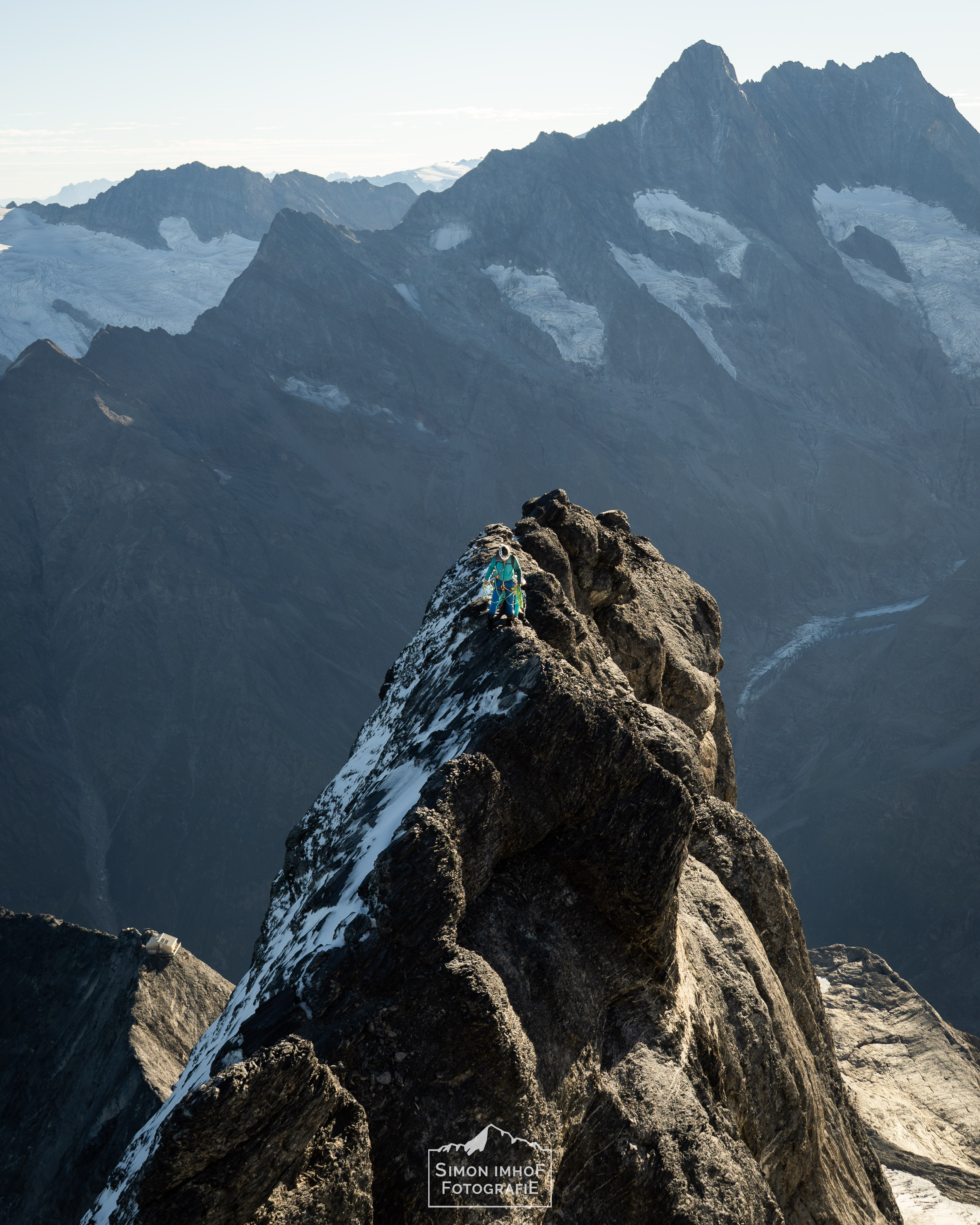 Blick zurück auf dem Mittellegigrat, Überschreitung, Eiger Integral, Grat, Gratklettern, Bern, Simon Imhof, Alpen, Bergtour, Berner Oberland, Eiger, Gipfel, Gleitschirm, Hike and Fly, Hütte, Landschaftsfotografie, Mittellegigrat, Outdoor, Outdoorfotografie, SAC, Schweiz, Seilschaft, Simon Imhof, Sommer, Sonnenaufgan, Sony, Sportfotografie