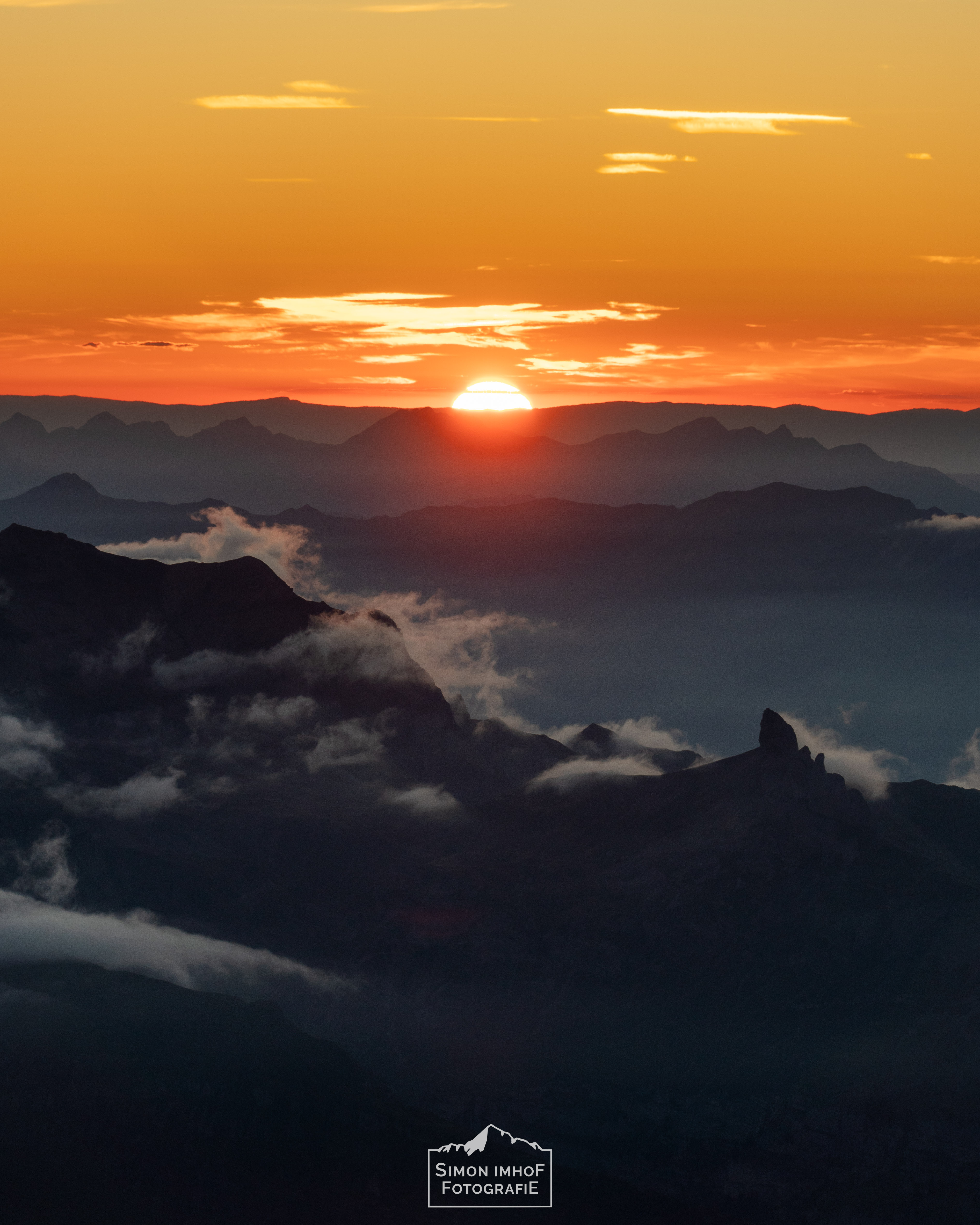 Sonnenuntergang von der Mittellegi SAC Hütte aus. Im Vordergund sind die Lobhörner zu sehen., Seilhandling, Friends, Karabiner, Mensch auf Eiger Südgrat mit Fiescherhorn im Hintergrund, Adventures with Fabi, der Bergführer, Aussicht, Fabian Bendlin, Blick zurück auf dem Mittellegigrat, Überschreitung, Eiger Integral, Grat, Gratklettern, Bern, Simon Imhof, Alpen, Bergtour, Berner Oberland, Eiger, Gipfel, Gleitschirm, Hike and Fly, Hütte, Landschaftsfotografie, Mittellegigrat, Outdoor, Outdoorfotografie, SAC, Schweiz, Seilschaft, Simon Imhof, Sommer, Sonnenaufgang, Sony, Sportfotografie