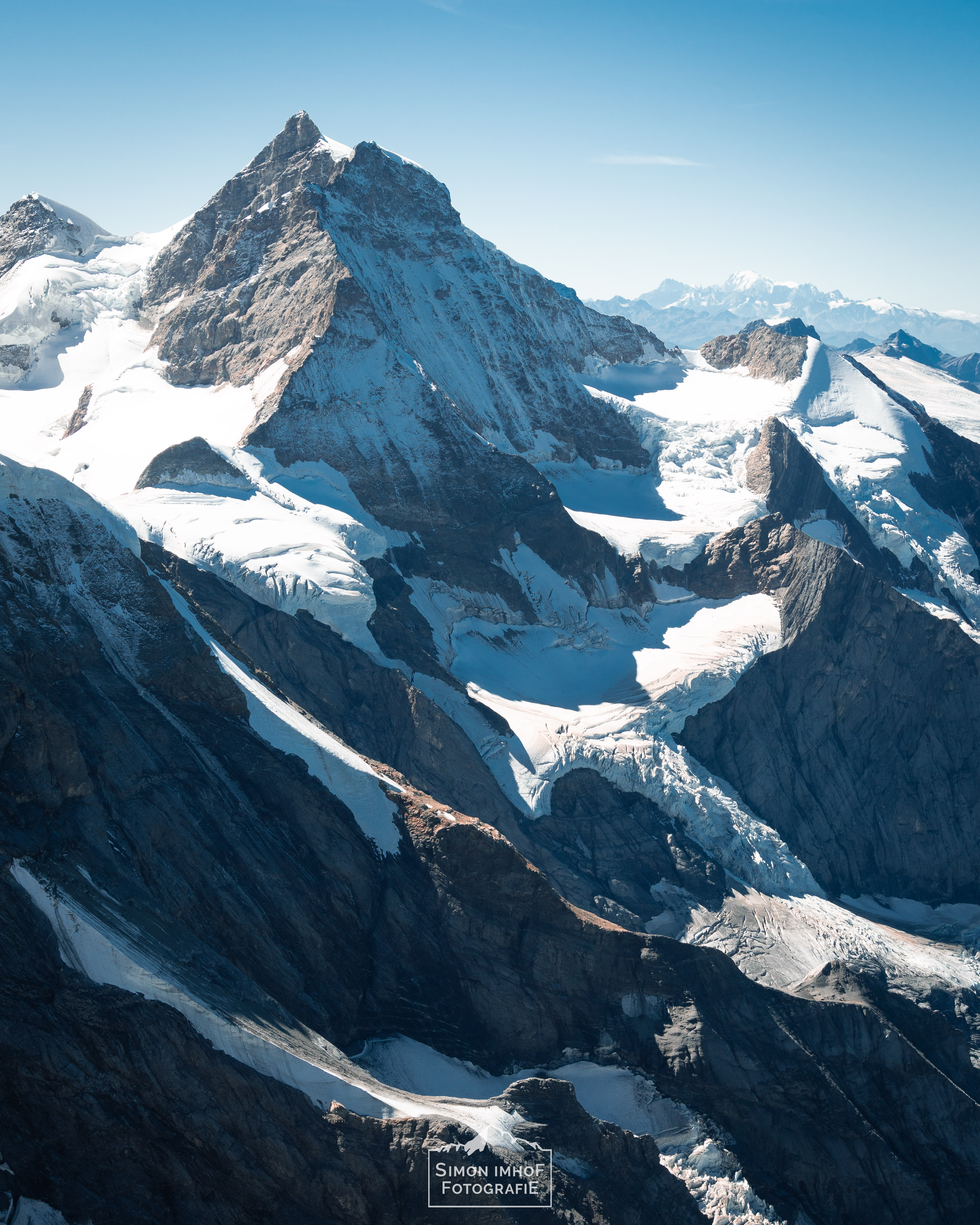 Blick auf die Jungfrau vom nördlichen Eigerjoch, Seil, Material, Seilhandling, Friends, Karabiner, Mensch auf Eiger Südgrat mit Fiescherhorn im Hintergrund, Adventures with Fabi, der Bergführer, Aussicht, Fabian Bendlin, Blick zurück auf dem Mittellegigrat, Überschreitung, Eiger Integral, Grat, Gratklettern, Bern, Simon Imhof, Alpen, Bergtour, Berner Oberland, Eiger, Gipfel, Gleitschirm, Hike and Fly, Hütte, Landschaftsfotografie, Mittellegigrat, Outdoor, Outdoorfotografie, SAC, Schweiz, Seilschaft, Simon Imhof, Sommer, Sonnenaufgang, Sony, Sportfotografie