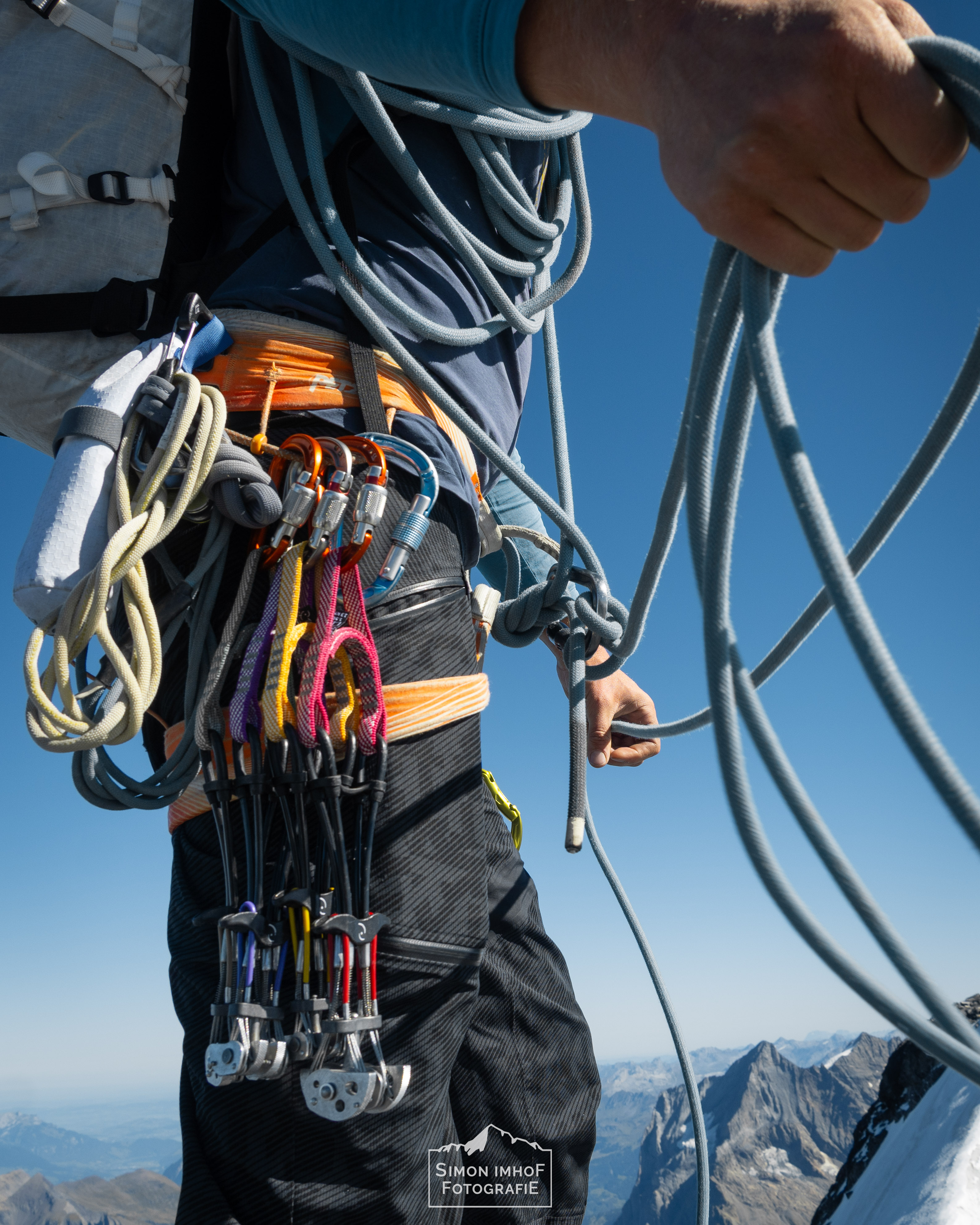 Seil, Material, Seilhandling, Friends, Karabiner, Mensch auf Eiger Südgrat mit Fiescherhorn im Hintergrund, Adventures with Fabi, der Bergführer, Aussicht, Fabian Bendlin, Blick zurück auf dem Mittellegigrat, Überschreitung, Eiger Integral, Grat, Gratklettern, Bern, Simon Imhof, Alpen, Bergtour, Berner Oberland, Eiger, Gipfel, Gleitschirm, Hike and Fly, Hütte, Landschaftsfotografie, Mittellegigrat, Outdoor, Outdoorfotografie, SAC, Schweiz, Seilschaft, Simon Imhof, Sommer, Sonnenaufgang, Sony, Sportfotografie