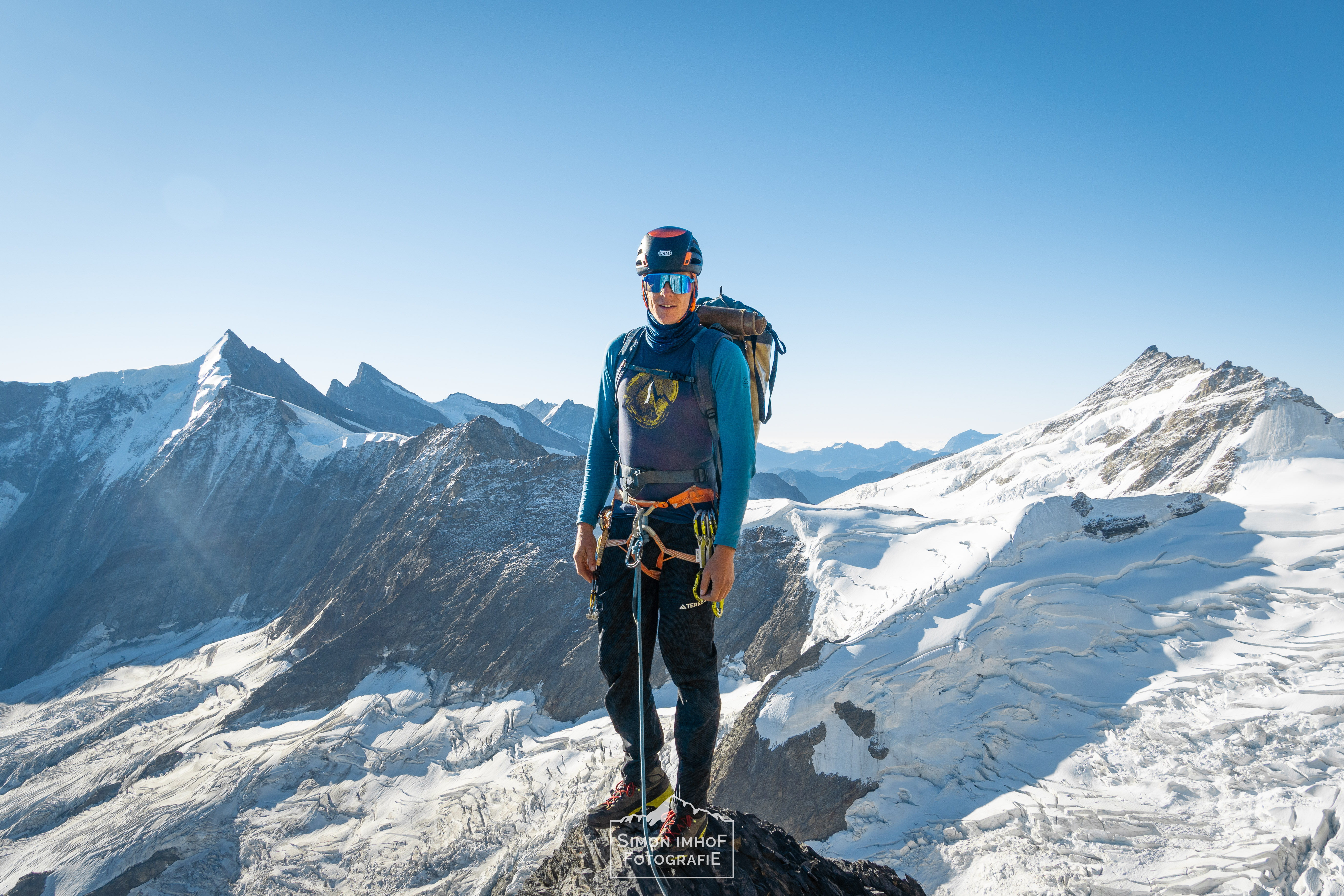 Adventures with Fabi, der Bergführer, Aussicht, Fabian Bendlin, Blick zurück auf dem Mittellegigrat, Überschreitung, Eiger Integral, Grat, Gratklettern, Bern, Simon Imhof, Alpen, Bergtour, Berner Oberland, Eiger, Gipfel, Gleitschirm, Hike and Fly, Hütte, Landschaftsfotografie, Mittellegigrat, Outdoor, Outdoorfotografie, SAC, Schweiz, Seilschaft, Simon Imhof, Sommer, Sonnenaufgang, Sony, Sportfotografie