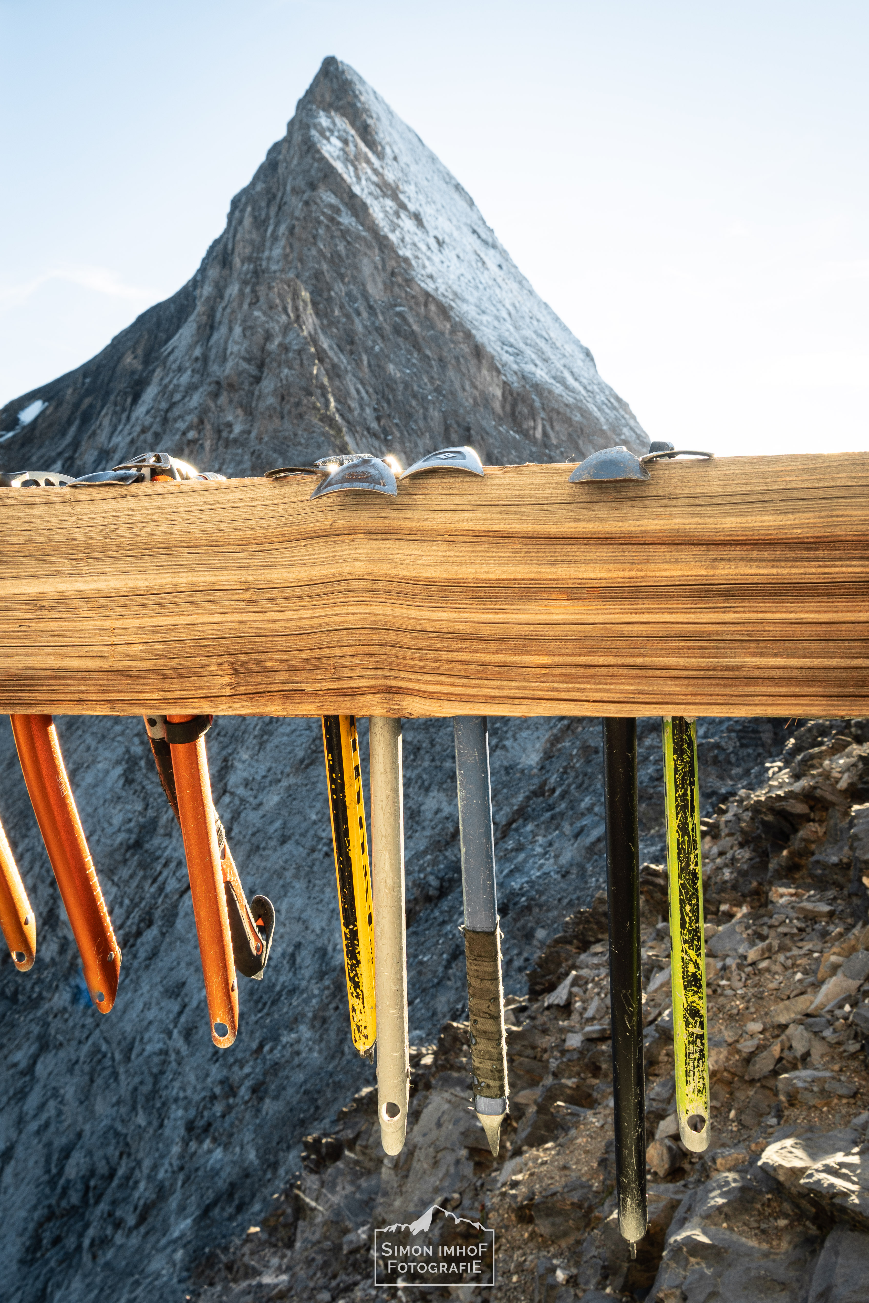 Blick auf den Mittellegigrat am Eiger von der Hütte aus. Im Vordergund sind Eispickel., Seil, Material, Seilhandling, Friends, Karabiner, Mensch auf Eiger Südgrat mit Fiescherhorn im Hintergrund, Adventures with Fabi, der Bergführer, Aussicht, Fabian Bendlin, Blick zurück auf dem Mittellegigrat, Überschreitung, Eiger Integral, Grat, Gratklettern, Bern, Simon Imhof, Alpen, Bergtour, Berner Oberland, Eiger, Gipfel, Gleitschirm, Hike and Fly, Hütte, Landschaftsfotografie, Mittellegigrat, Outdoor, Outdoorfotografie, SAC, Schweiz, Seilschaft, Simon Imhof, Sommer, Sonnenaufgang, Sony, Sportfotografie