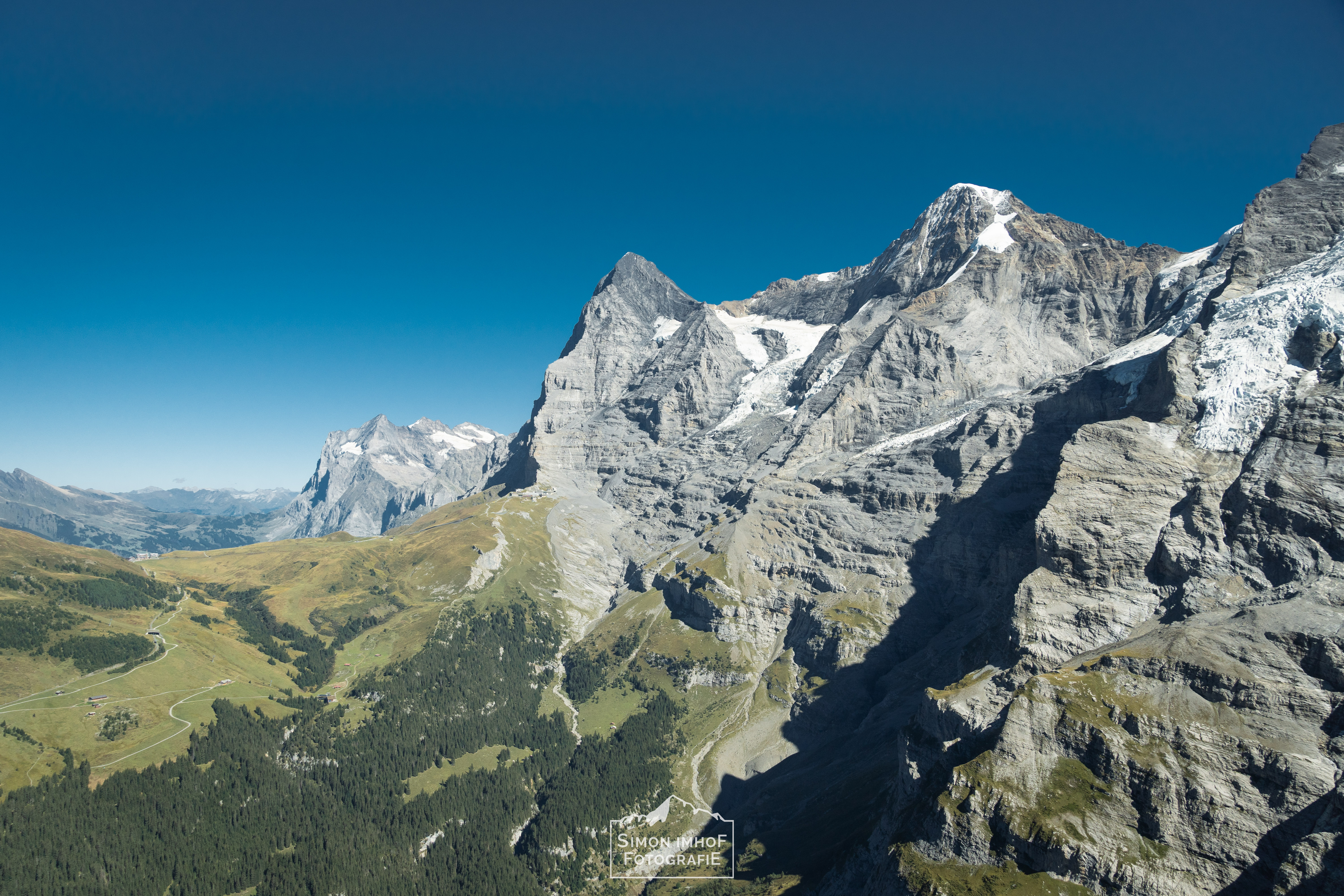 Eiger, Mönch, Gleitschirm, Geltscher, Hike and Fly, Lauterbrunnen, Seilhandling, Friends, Karabiner, Mensch auf Eiger Südgrat mit Fiescherhorn im Hintergrund, Adventures with Fabi, der Bergführer, Aussicht, Fabian Bendlin, Blick zurück auf dem Mittellegigrat, Überschreitung, Eiger Integral, Grat, Gratklettern, Bern, Simon Imhof, Alpen, Bergtour, Berner Oberland, Eiger, Gipfel, Gleitschirm, Hike and Fly, Hütte, Landschaftsfotografie, Mittellegigrat, Outdoor, Outdoorfotografie, SAC, Schweiz, Seilschaft, Simon Imhof, Sommer, Sonnenaufgang, Sony, Sportfotografie