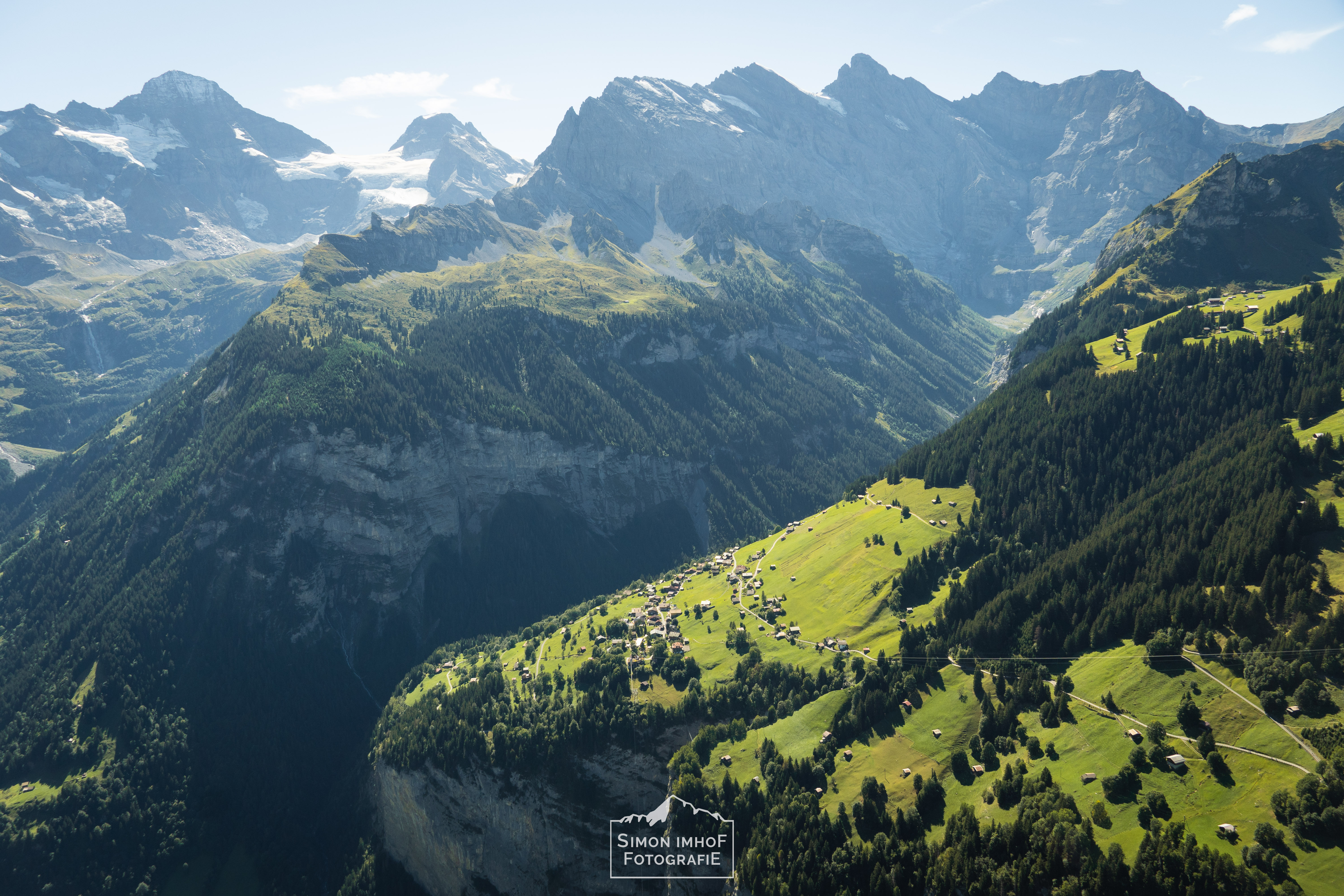 Gimmelwald, Eiger, Mönch, Gleitschirm, Geltscher, Hike and Fly, Lauterbrunnen, Seilhandling, Friends, Karabiner, Mensch auf Eiger Südgrat mit Fiescherhorn im Hintergrund, Adventures with Fabi, der Bergführer, Aussicht, Fabian Bendlin, Blick zurück auf dem Mittellegigrat, Überschreitung, Eiger Integral, Grat, Gratklettern, Bern, Simon Imhof, Alpen, Bergtour, Berner Oberland, Eiger, Gipfel, Gleitschirm, Hike and Fly, Hütte, Landschaftsfotografie, Mittellegigrat, Outdoor, Outdoorfotografie, SAC, Schweiz, Seilschaft, Simon Imhof, Sommer, Sonnenaufgang, Sony, Sportfotografie